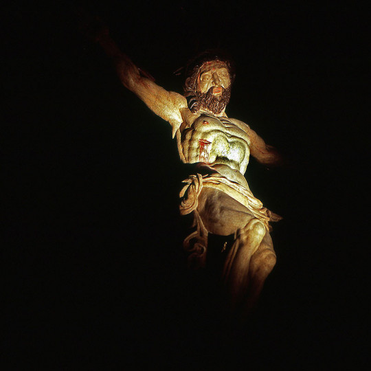 Er ist es, der die Dunkelheit durchbricht | Foto: Richard Becker | Fotoclub 2000 Aachen | Ausstellung "Stein & Edelstein" 2015 Domschatzkammer Aachen